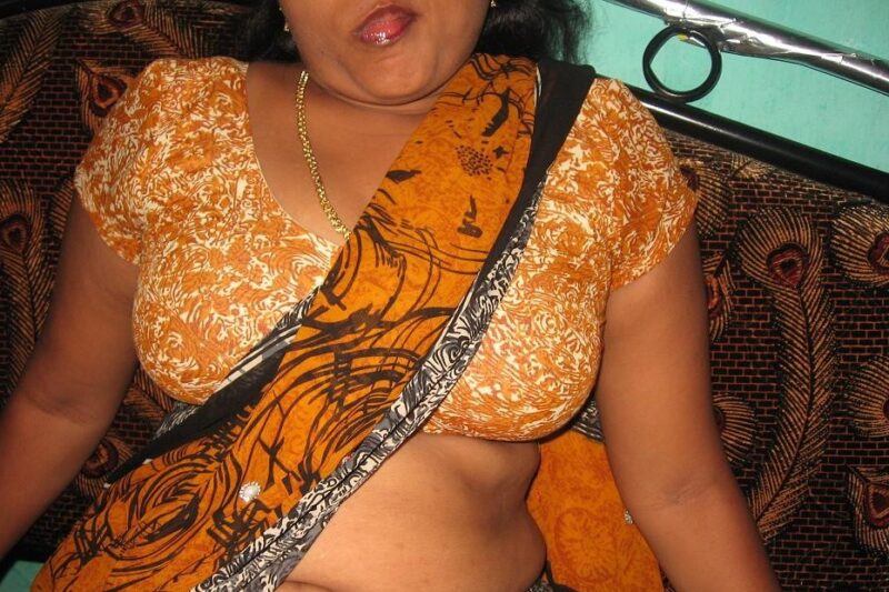 খুৰীৰ হাতৰ মুঠিত মোৰ লিংগ – Assamese Sex Story